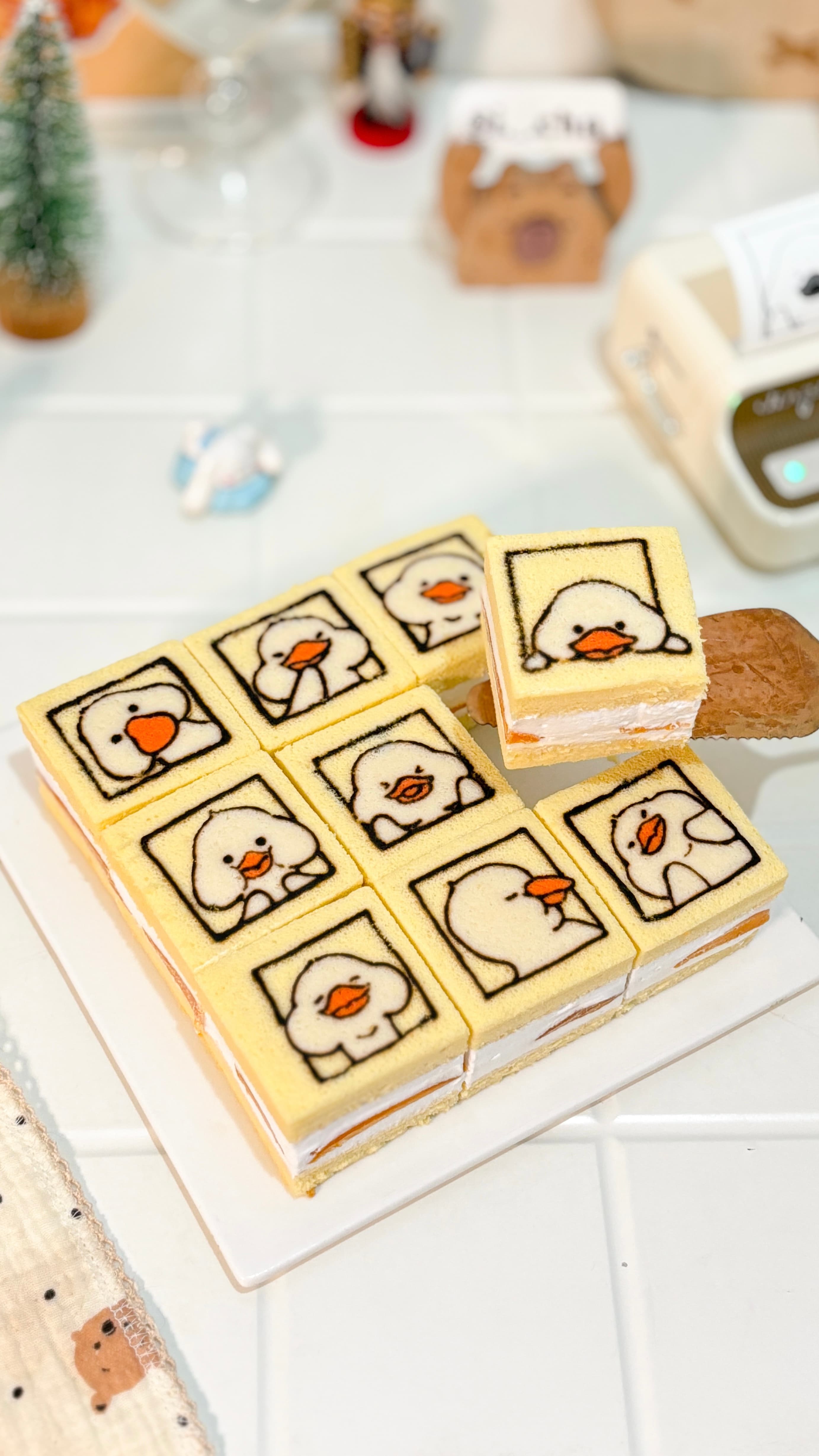Icha’s duck-patterned chiffon cake slices
